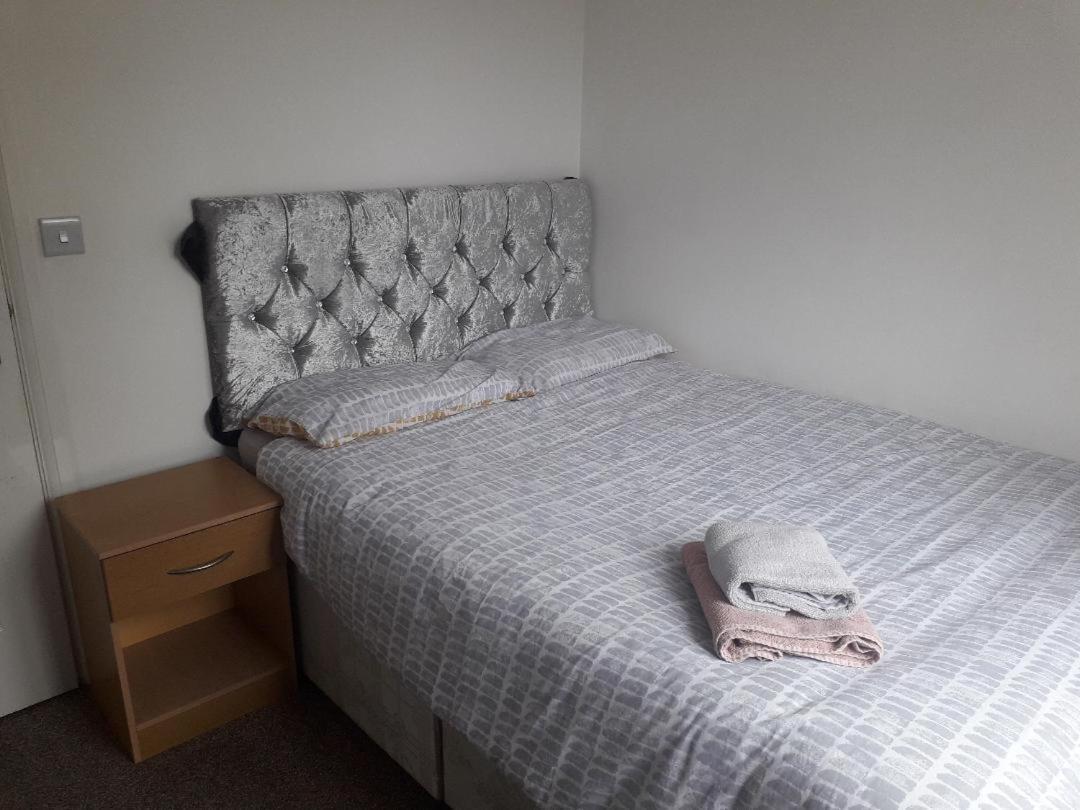Villa 5 Bed House With Free Secure Parking In Pleasant Quiet Location Wolverhampton Exterior foto