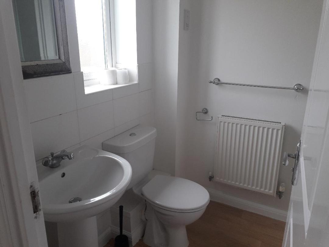 Villa 5 Bed House With Free Secure Parking In Pleasant Quiet Location Wolverhampton Exterior foto